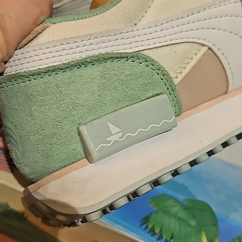 💯Auth PUMA x Animal Crossing™: New Horizons Future Rider Junior Size 5 S - Picture 8 of 11